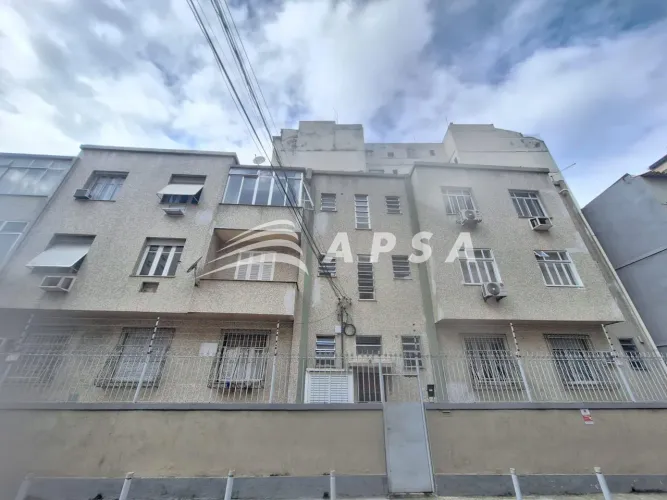 APARTAMENTO COM 35M² EM BOTAFOGO, COMPOSTO POR SALA COM SACADA, QUARTO, COZINHA E BANHEIRO