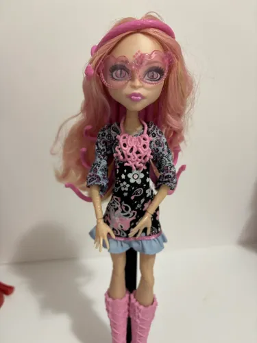 Boneca monster high viperine 