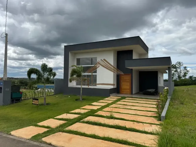 Casa nova em fase de acabamento, localizado no Ninho Verde 1, frente com o asfalto