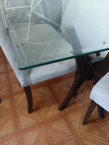 Mesa com tampo de vidro !!