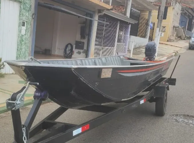 Barco semi chato 6 metros.