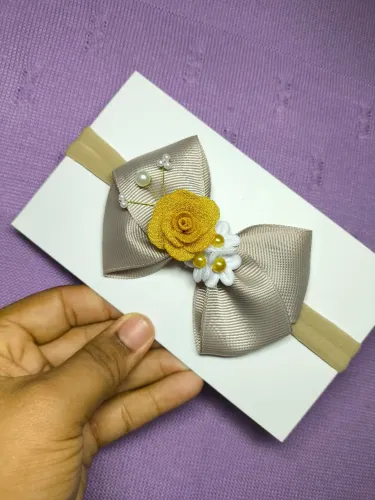 Laços de fitas, feito a mão. 