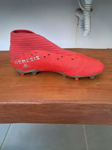 Chuteira infantil Adidas nemezis semi nova