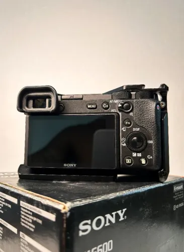 Sony a6600 Completa + Lente Kit + Cage SmallRig + 2 SD 128GB