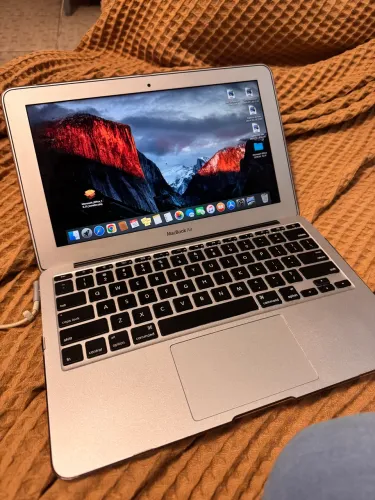 MacBook Air 11? (Mid 2011) i5 / 4GB RAM - Com Carregador Original