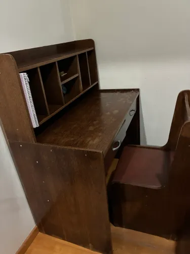 Mesa de estudo/escritório em madeira com cadeira com nichos organizadores