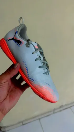 Chuteira Puma futsal.