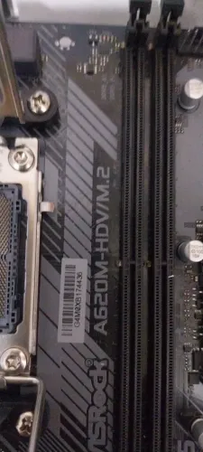 Placa Mãe ASRock A620M-HDV/M.2, e esse modelo utiliza memória DDR5.