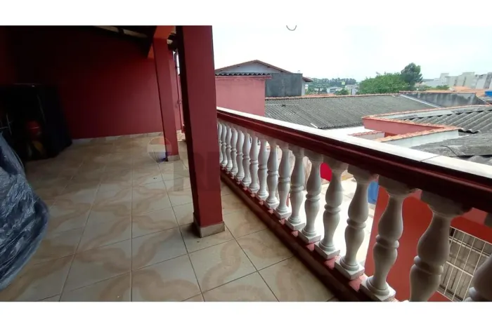 Casa Espaçosa com Comércio no Pq. São Vicente