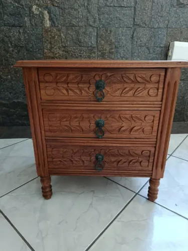 Mesa de cabeceira de madeira