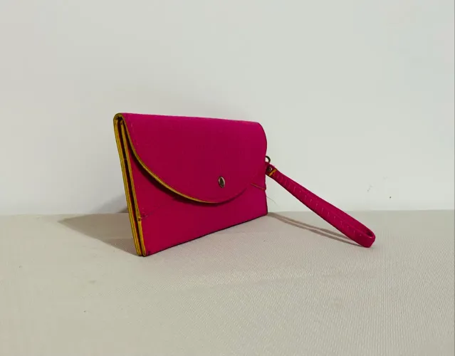 Carteira Feminina Longa Rosa Choque Com Alça De Pulso E Zíper