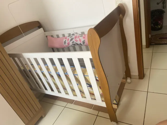 Berço vira cama com colchão tudo novo