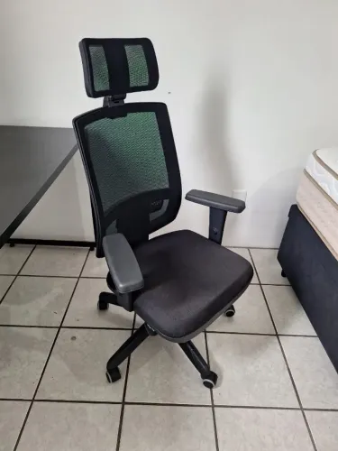 Cadeira de Escritório Ergonômica - Confortável e Conservada