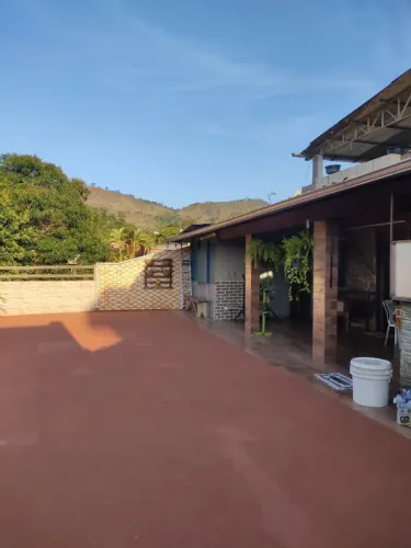 CASA ESPAÇOSA COM FUNDO PARA MATA