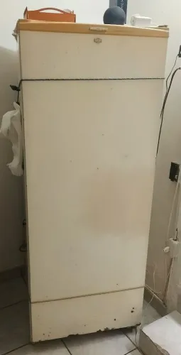 2 freezers Verticais R$900.00.
