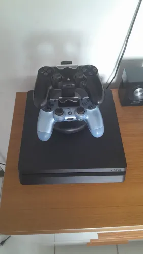 PlayStation 4 1 tera de memória todo revisado vai com dois jogos mídia física e 5 mídia