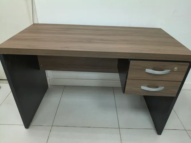 Mesa de escritório com 2 gavetas 
