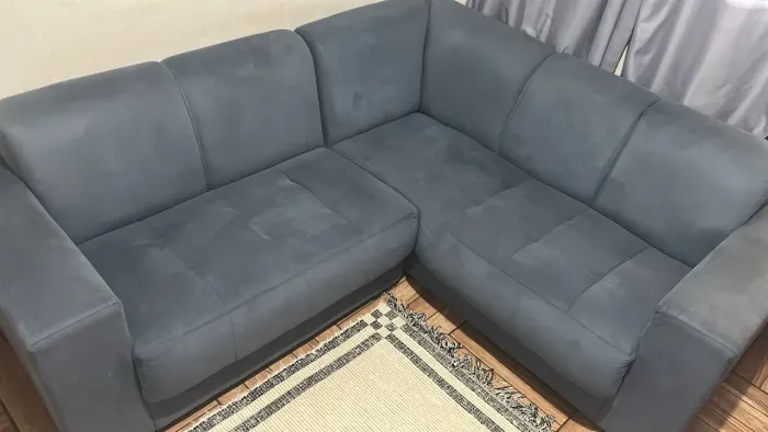 Sofá semi novo com marcas de uso  contato *
