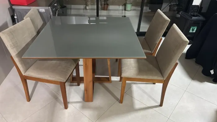 Conjunto mesa de jantar com 4 cadeiras