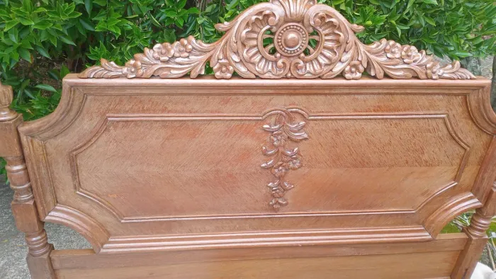 Cama de madeira, trabalhada completa.