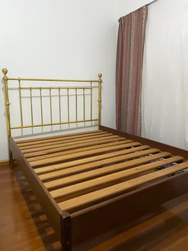 Cama casal de metal e madeira maciça