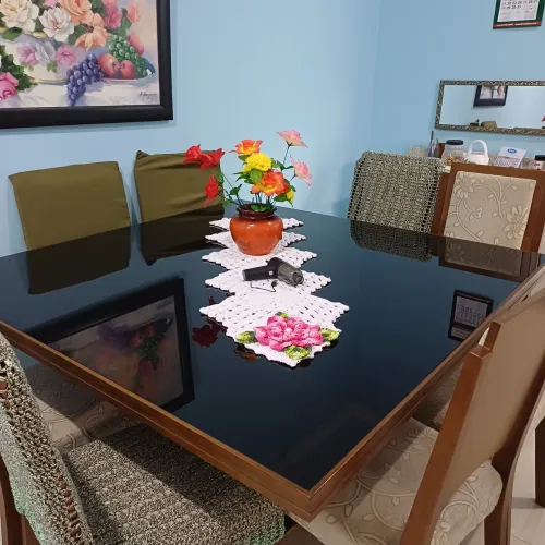 Mesa de jantar 1,5 x 1,5 m com 6 cadeiras almofadada  