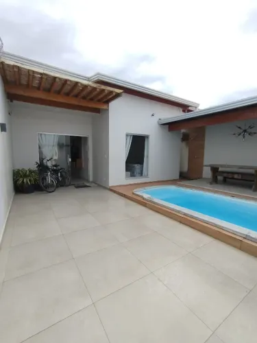 Casa com Área Gourmet e Piscina em Prado/BA