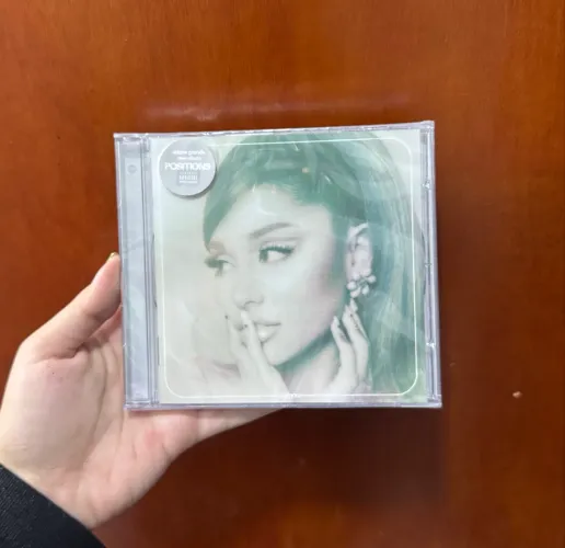 CD Positions Ariana Grande lacrado