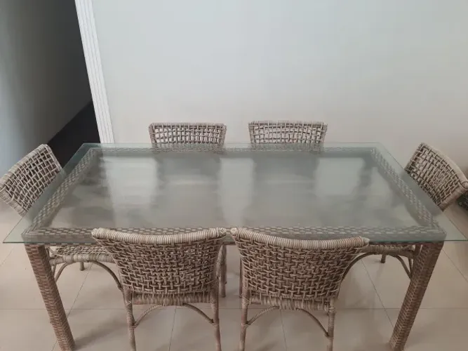 Mesa de jantar em fribra sintética
