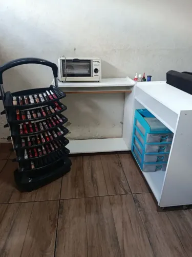 Mesa para manicure e pedicure (junto com equipamentos)