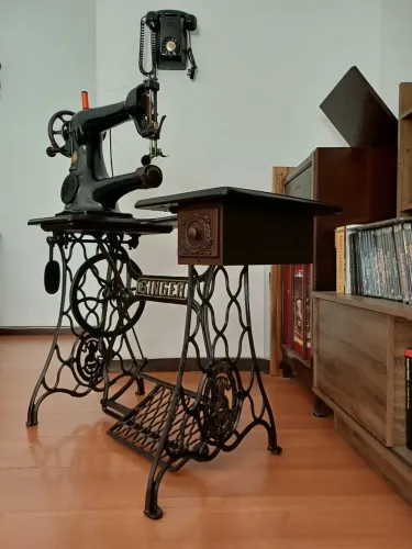 Máquina antiga de costura SINGER