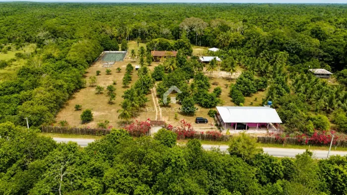 Sítio Rio Preto da Eva, 3 casas, quadra, Praia nos fundos