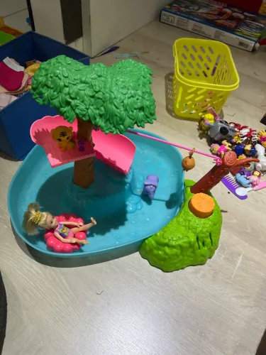 Barbie Dreamhouse Adventures Chelsea Piscina de Surpresas Escondidas