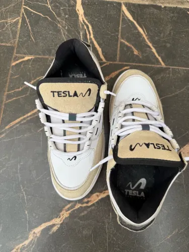 Tênis Tesla branco com bege