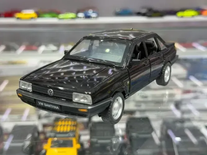 Miniatura Volkswagen Santana preto 1:24 som e luz - Novo