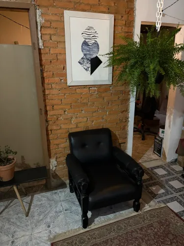 Poltronas de Couro Legítimo e Madeira Maciça