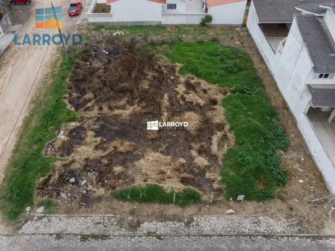 Terreno à venda na esquina com excelente posição solar