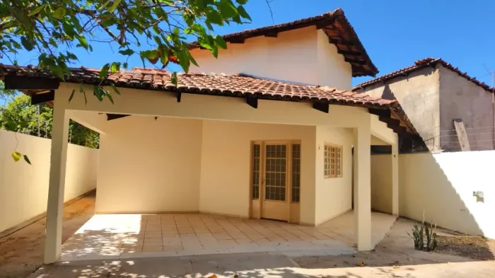 PALMAS/TO - ALUGA-SE CASA NA 404 NORTE.