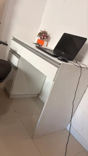 Escrivaninha com gavetas