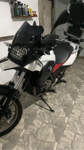 Vendo ou troco por carro! Gs 650 2012, nova, conservada e em dia!