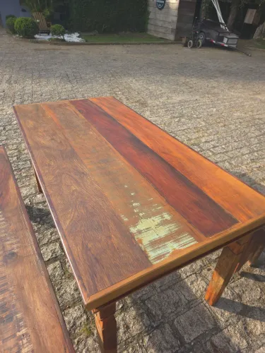Mesa rustica em madeira demolição com 2 bancos