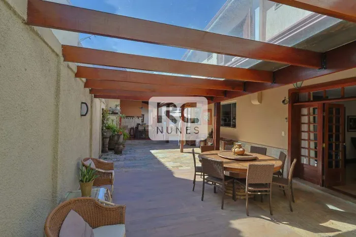Casa com área de 360m², 04 quartos, 06 vagas de garagem no Bairro Belvedere, Belo Horizont
