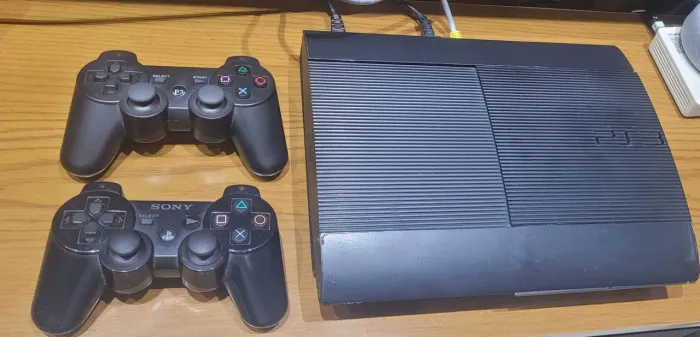 playstation 3 super slim desbloqueado hen com 2 controles  
