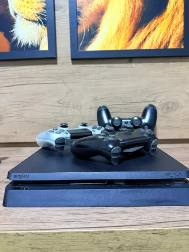 PS4 Slim 500 GB + 3 controles ?