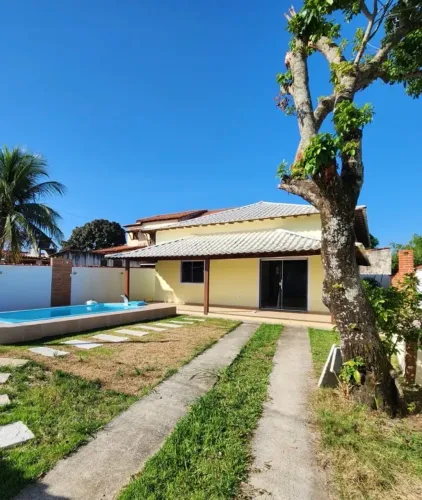 Casa com Piscina e 3 Quartos a 600m da Praia - Terreno de 360m²