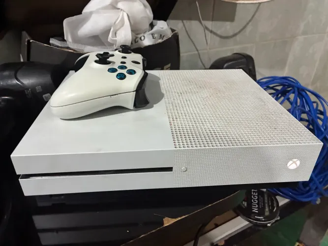 XBOX ONE S(1TB) um controle