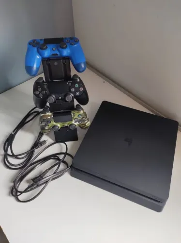 Playstation 4 Slim 1TB, 3 controles + 1 Jogo original 