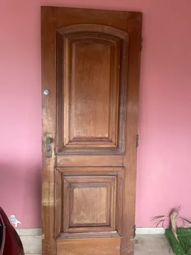 Porta antiga em madeira maciça