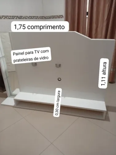 Painel de TV com prateleiras