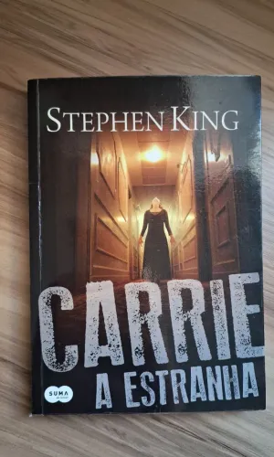 Livro Carry a estranha